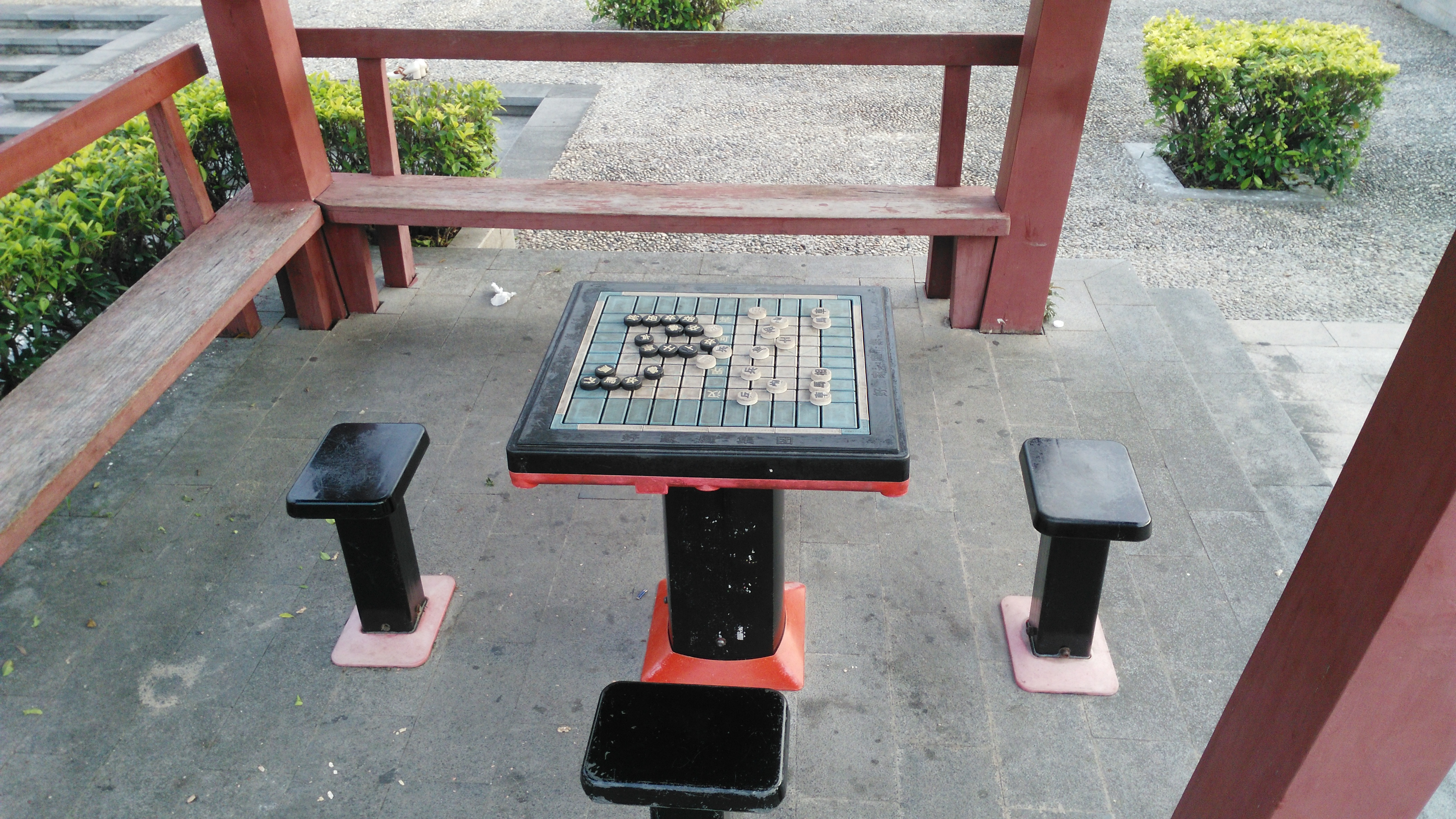 公园的凉亭中间还设有象棋盘,这样的地方下棋会不会发挥得更好?