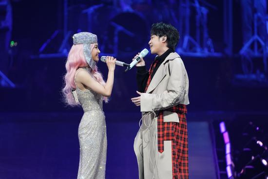 蔡依林台北演唱会震撼登场 吴青峰惊喜现身