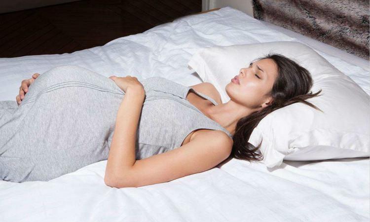 孕晚期睡觉,孕妈有这3个动作很"伤胎"!孕妈要及时改正
