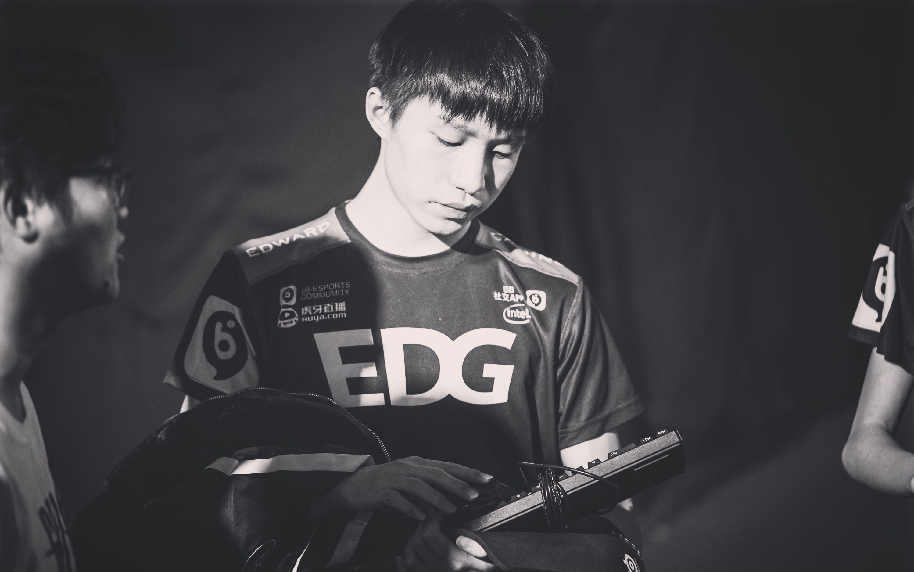 lol:明凯发微博疑似要退役?西卡直播辟谣:厂子正在认真训练!