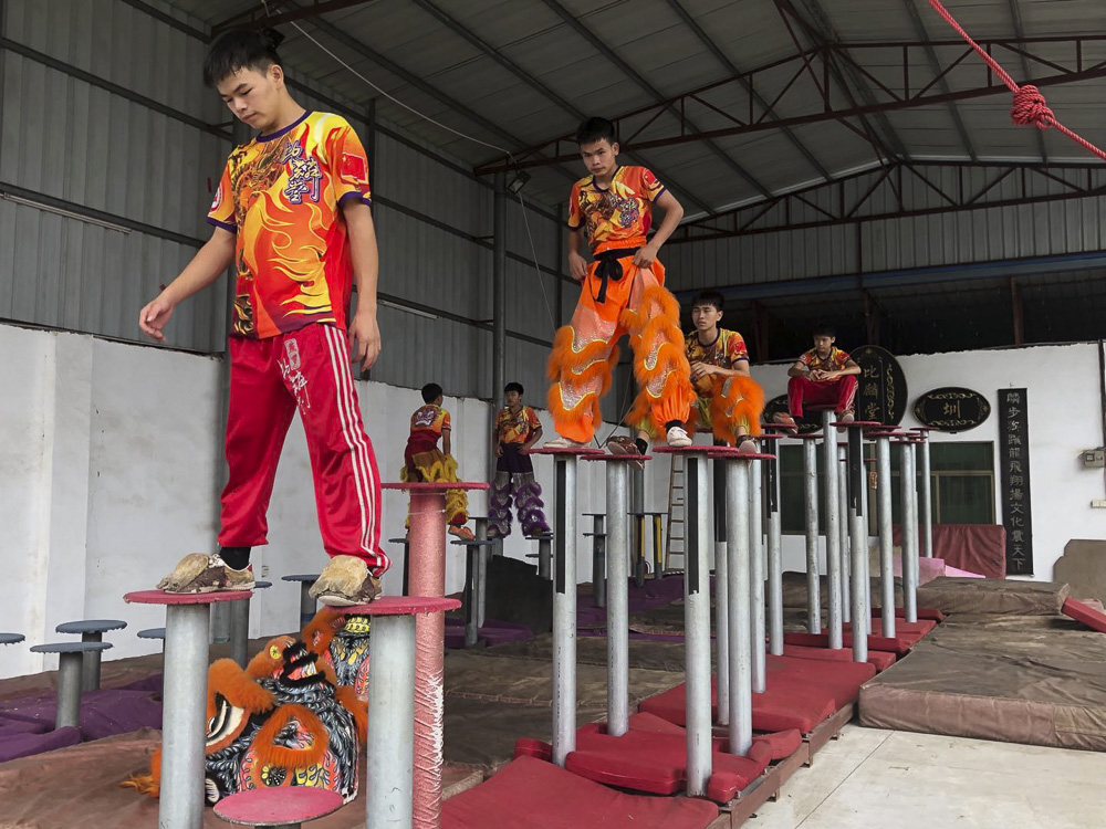 比麟堂深圳训练基地,队员们正上桩练习