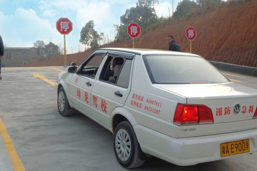 为什么驾校里的教练车,大多都是桑塔纳和捷达?这三点原因是关键