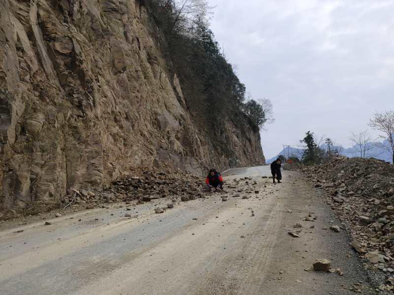 饿了吃干粮,渴了喝山泉,常德7教师翻山越岭为学生送教材