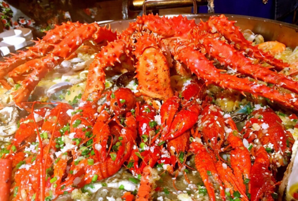 请朋友吃988一份的帝王蟹宴,海鲜有几十种,15人都没吃完