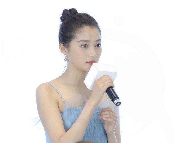 关晓彤一袭蓝色吊带裙现身,扎丸子头大秀少女肌!