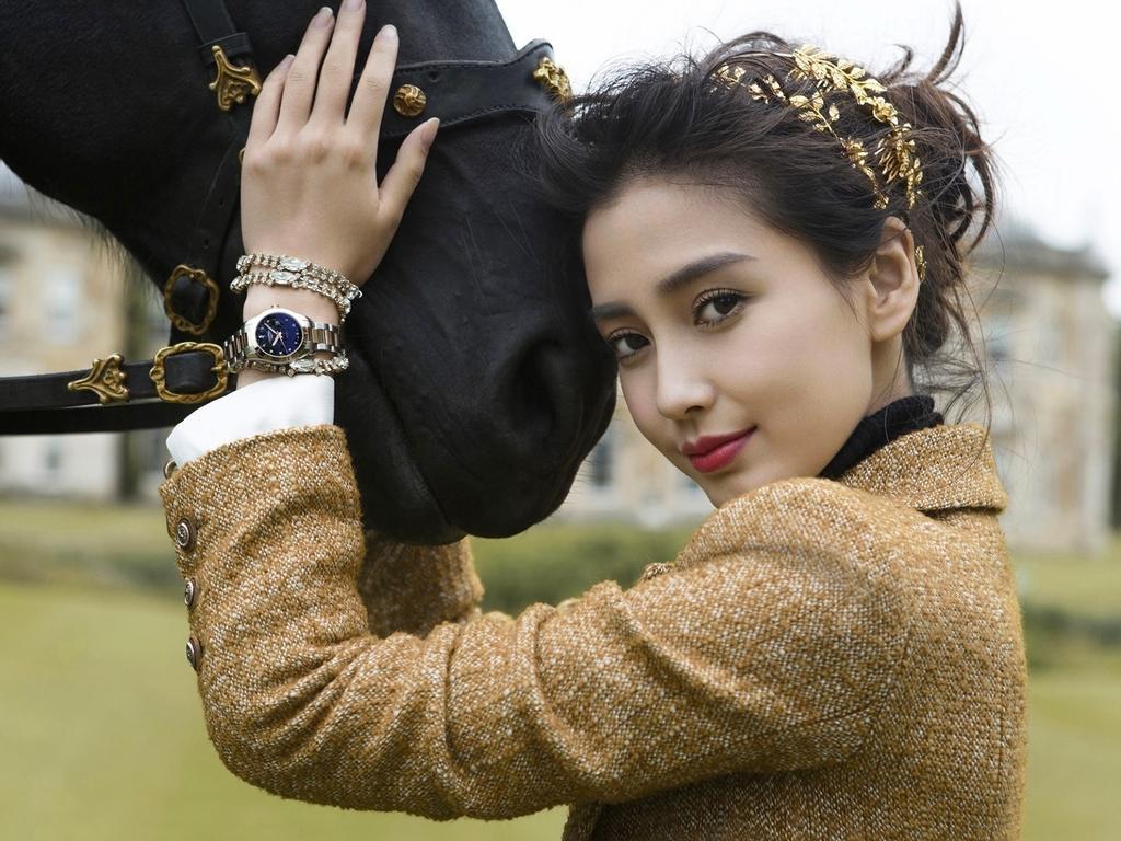 她是黄晓明老婆,被称中国的奥黛丽赫本,有人说她是因为跑男红的