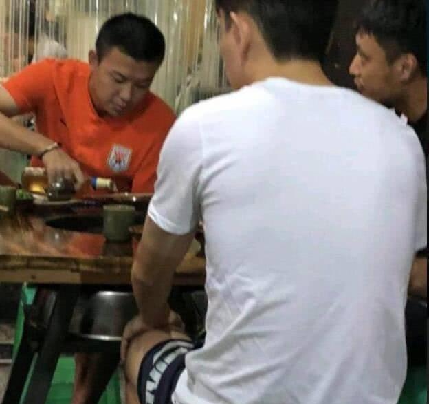 中超一球员被爆出喝酒斗殴