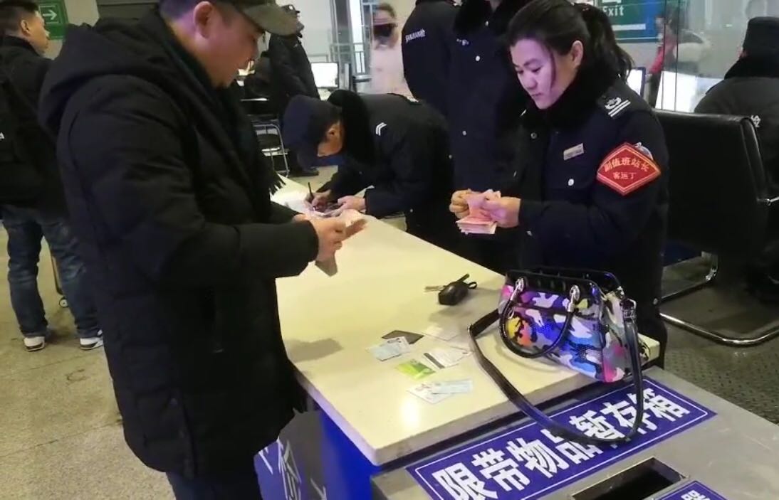 拎多件行李過安檢,一旅客把兩萬塊錢落在濟南火車站