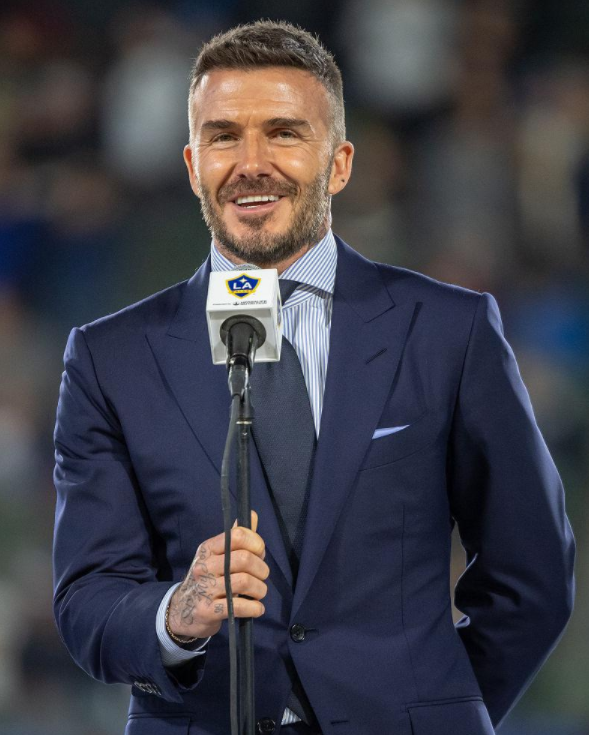 贝克汉姆美职联揭幕战为自家球队站台,笑容满面彰显绅士风度