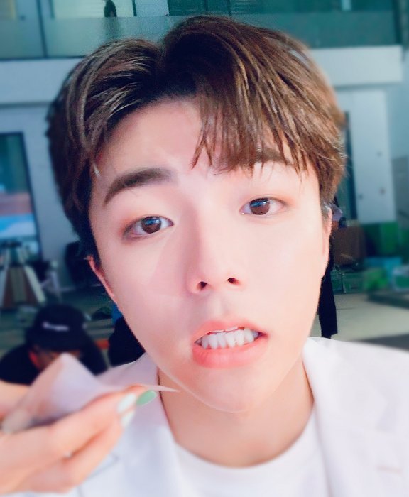 陈立农晒卸妆全过程,化妆师身份意外曝光,看清后粉丝瞬间沸腾了