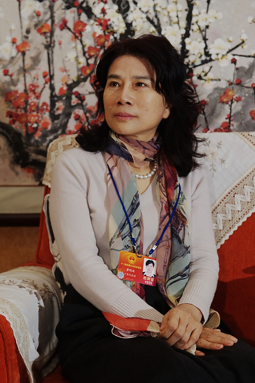 对现在兴起的明星带货,董明珠发出了三点质疑:14亿人都在搞直播,那卖