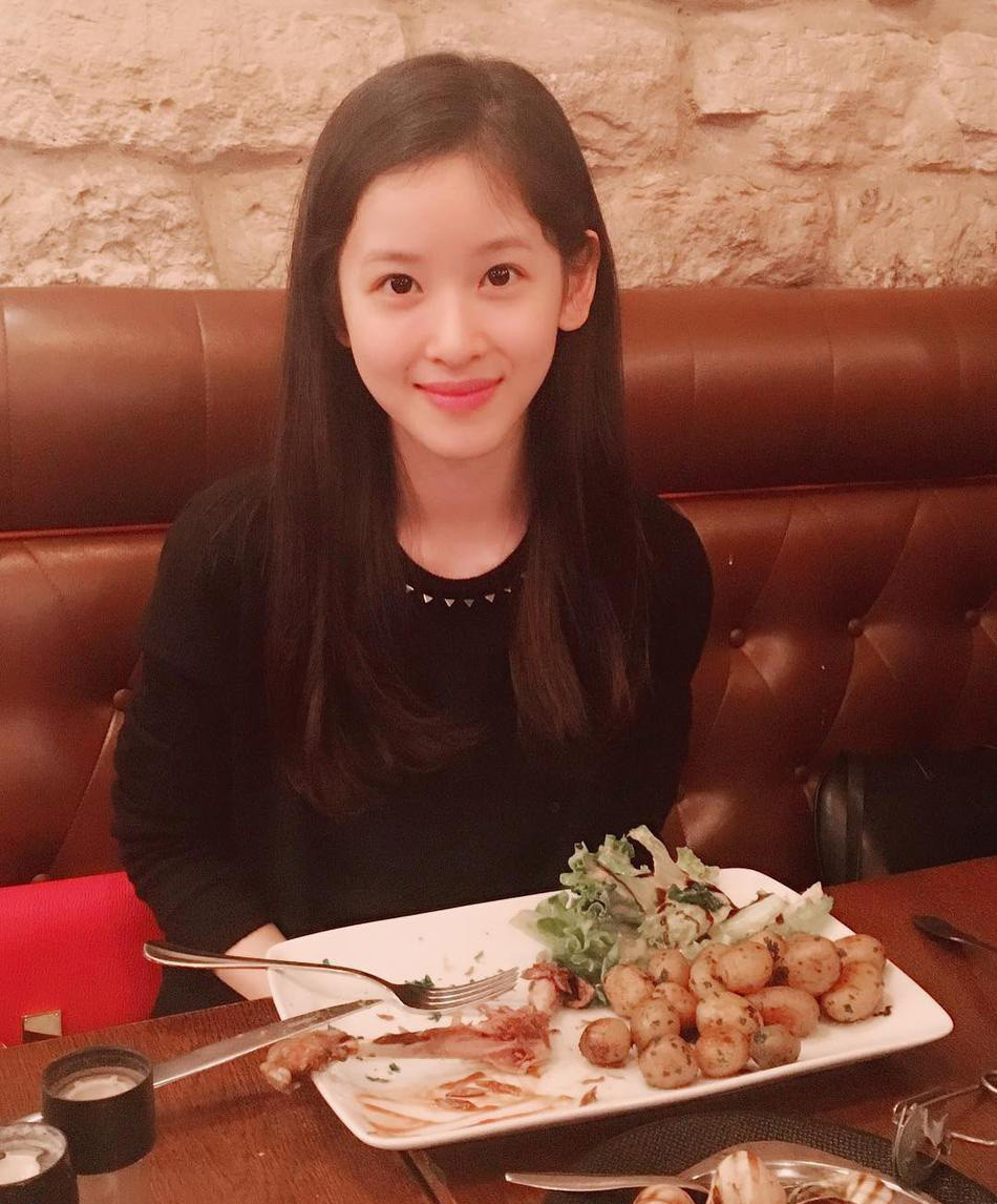 章泽天深夜出门被路人偶遇,路人镜头下的她虽然素颜但是依旧温婉
