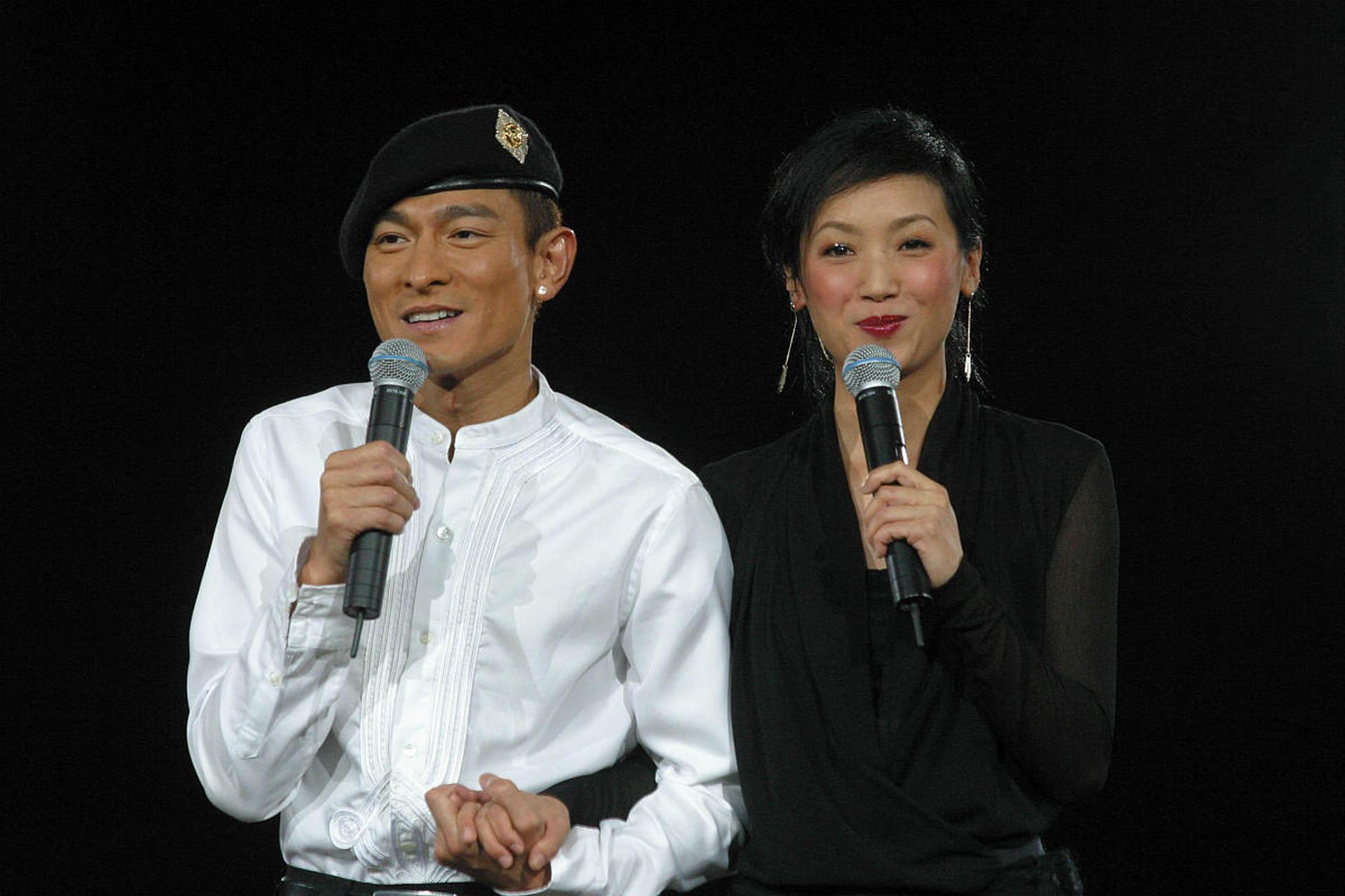 2004年,刘德华演唱会上,他突然单膝跪地,向吴倩莲求婚:"我喜欢你很久