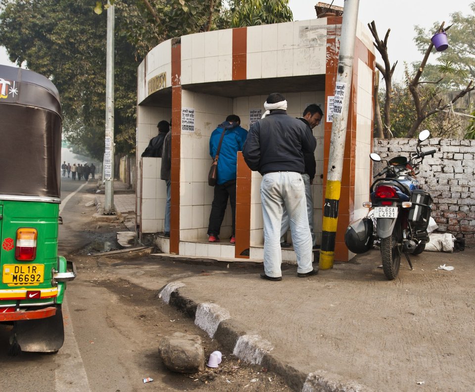 印度的大部分厕所都是露天的,那么印度的姑娘如何上厕所?