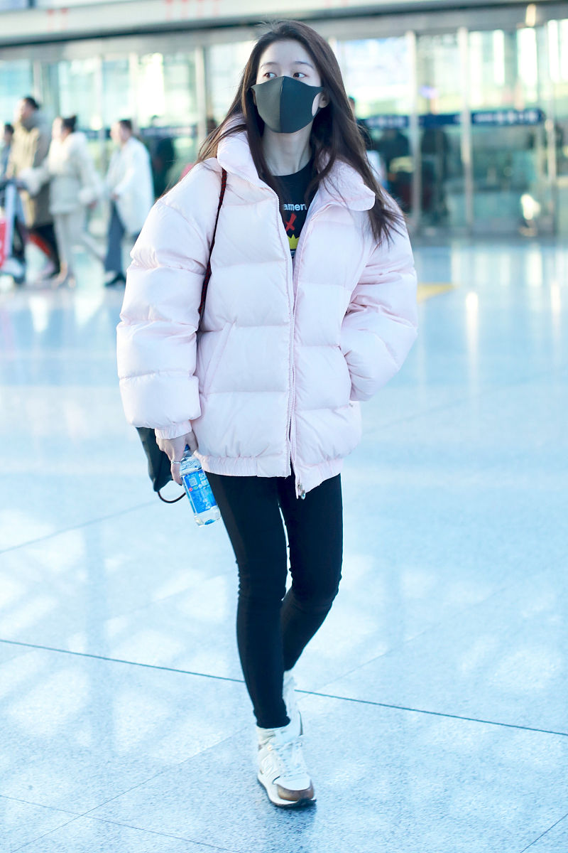 近日,张雪迎在北京机场现身,一件粉嫩的纯色羽绒服十足的吸睛,展露出