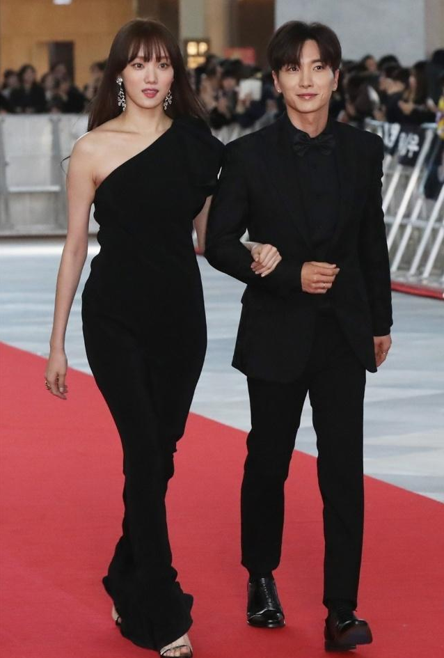 韩国aaa颁奖礼众星云集,李圣经黑衣气场强大,iu秀智美出新高度