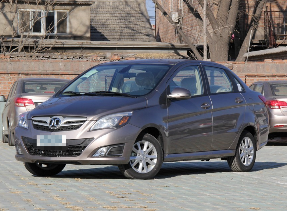 北京e系列三厢硬朗干练的设计风格,整车造型厚重中添加一丝时尚