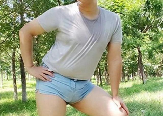 奇葩买家秀:这个男士可以说是很妖娆了,这样穿女式短裤,卖家看了都