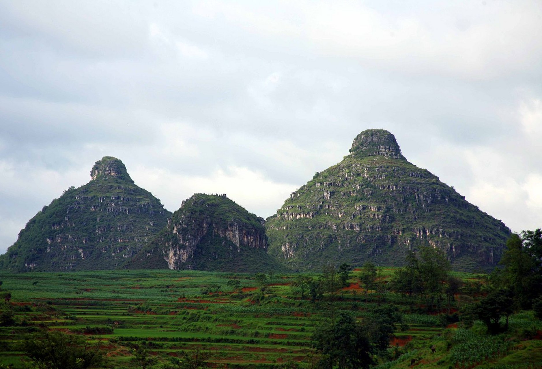 8米,相对高度261.8多米,包括双乳峰,石林,原生态布依文化