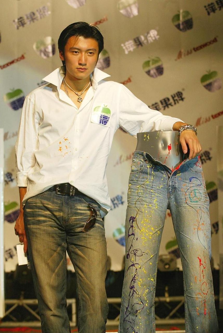 2013年,陈坤因为摔坏了谢霆锋的耳机大骂:你上节目戴着墨镜干什么?