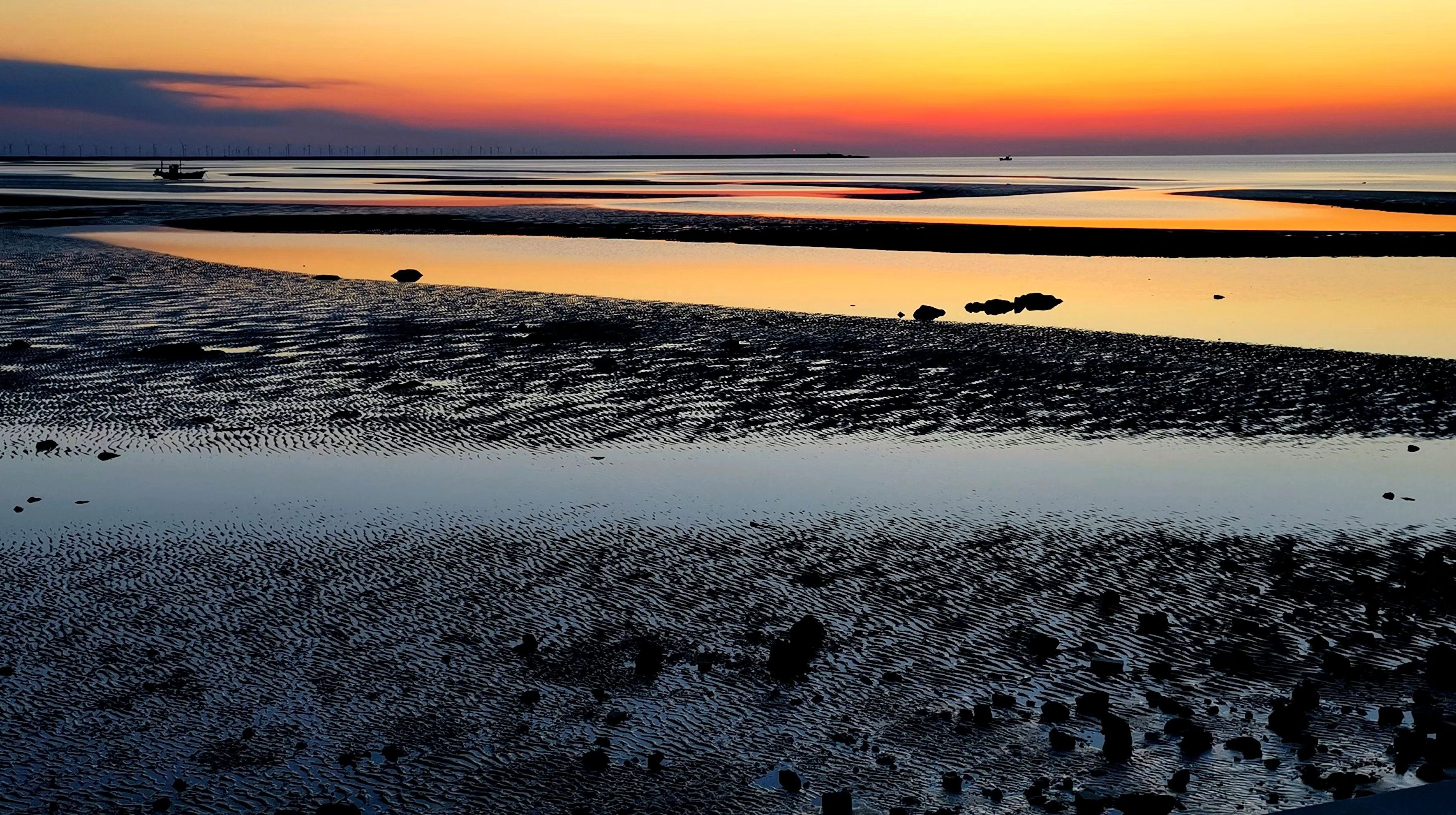 夕阳下美丽迷人的烟台海边