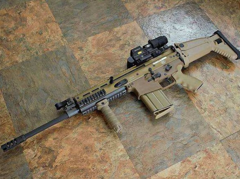 scar突击步枪,它是一款高性能的步枪,并且可以外挂榴弹发射器,可靠性