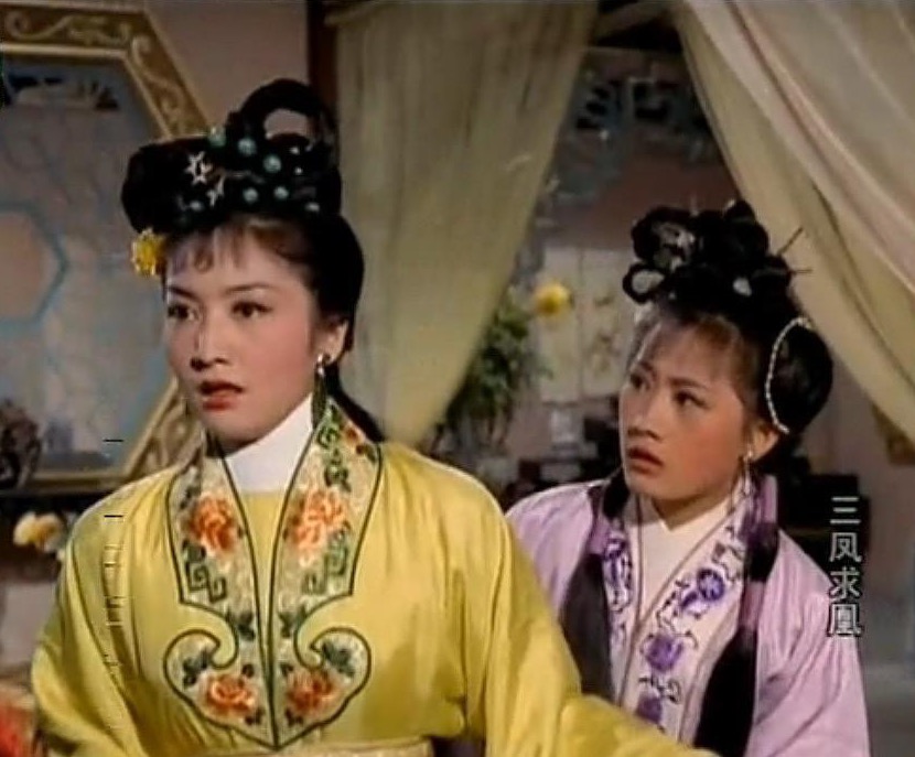 朱虹在香港电影《三凤求凰》中,忽而男装忽而女装,扮相都美得很