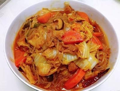 食材: 五花肉,白菜,粉条,胡萝卜,香菇,葱,姜,蒜 香料: 干辣椒,八角