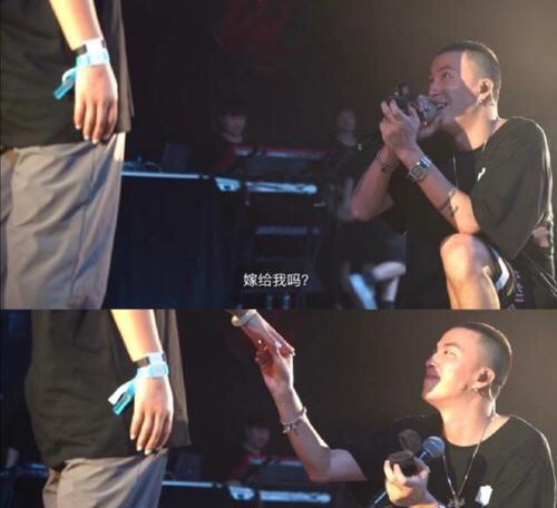 饶舌歌手jonyj现场求婚6年前复合的前女友.全场飙泪.