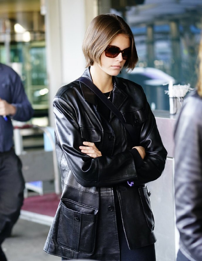 凯雅·杰柏短发俏皮干脆,一袭黑色造型帅气十足,潮流感满满的