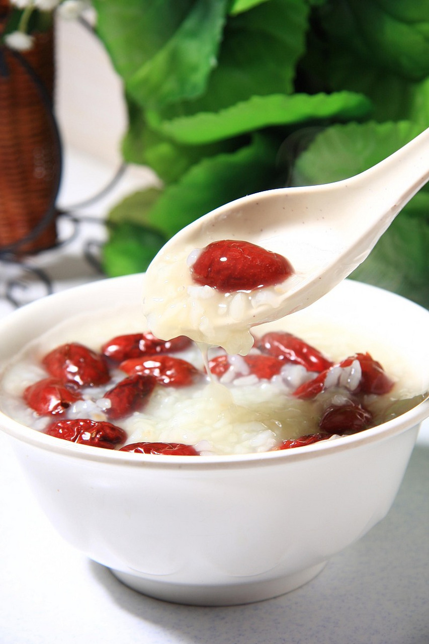 在制作时,我们需要准备红枣,糯米,冰糖等食材.