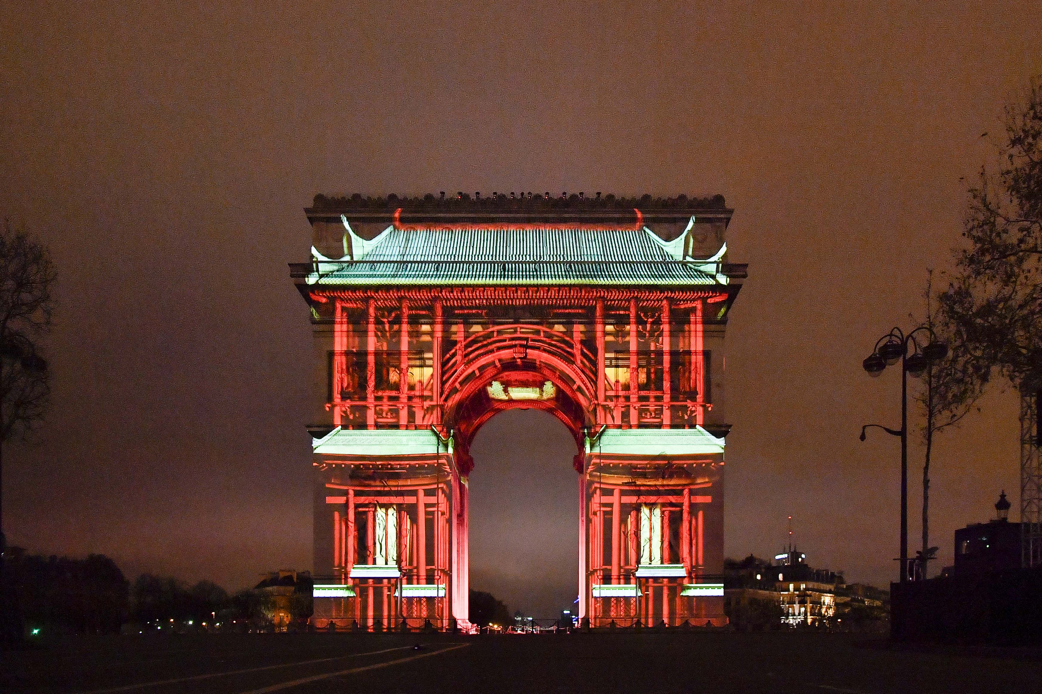 巴黎凯旋门灯光秀迎2019