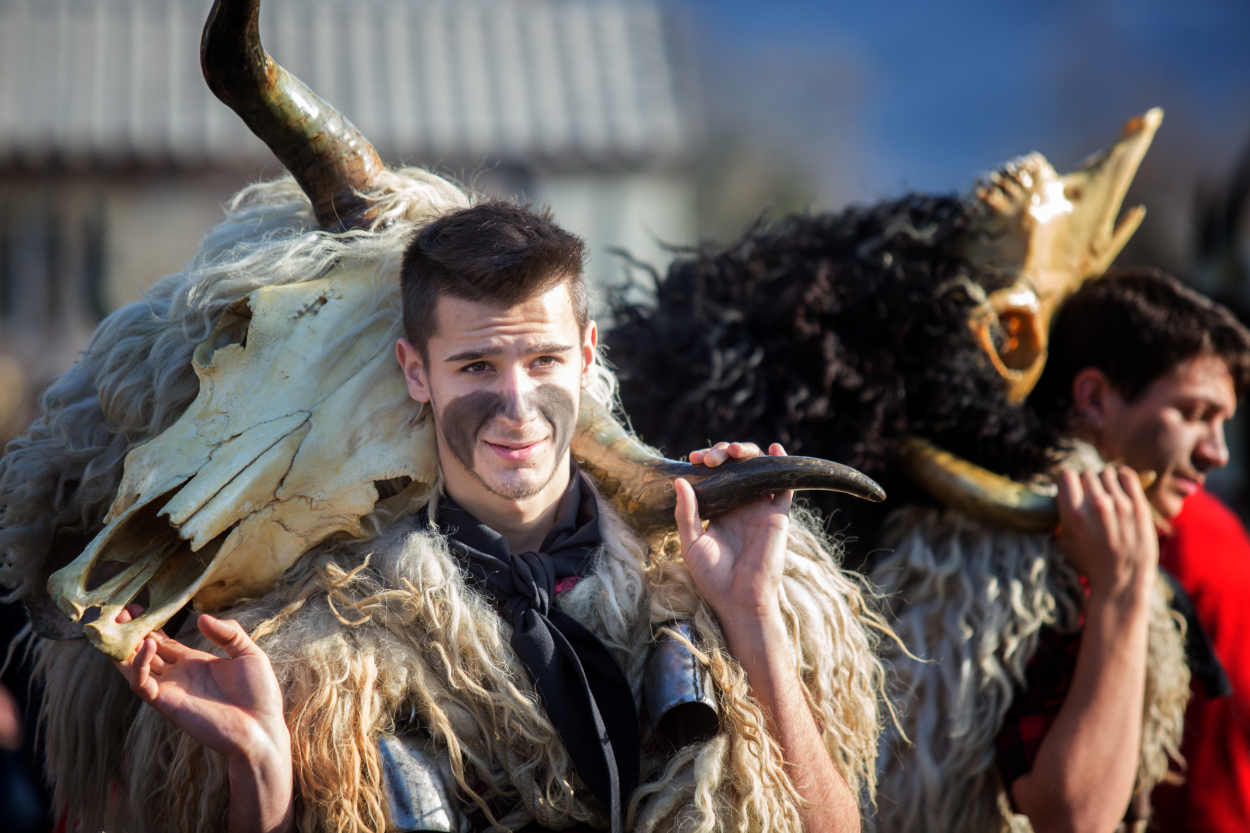 参加者身披兽皮,手持牛头,腰系响铃走街串巷,意在驱邪迎春.