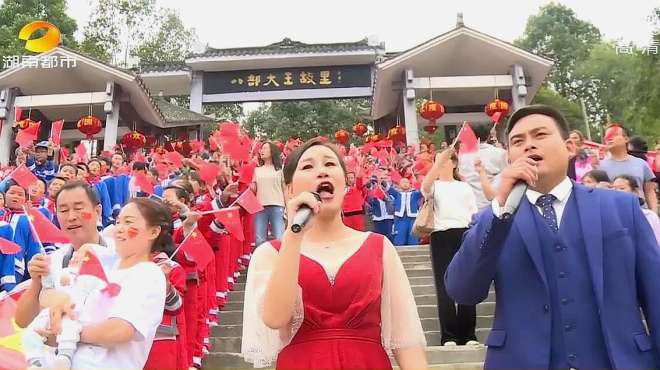 [图]庆祝新中国成立70周年，各地歌唱《我和我的祖国》，为国庆献礼！