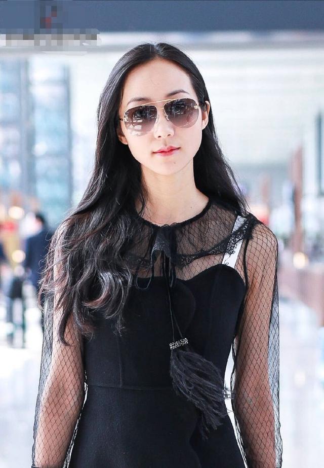 韩雪又高调了!身穿黑色透视裙秀玉臂,轻撩发丝仪态万千