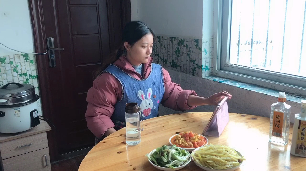 静静的日常:酸辣土豆丝 西红柿炒鸡蛋 炒生菜