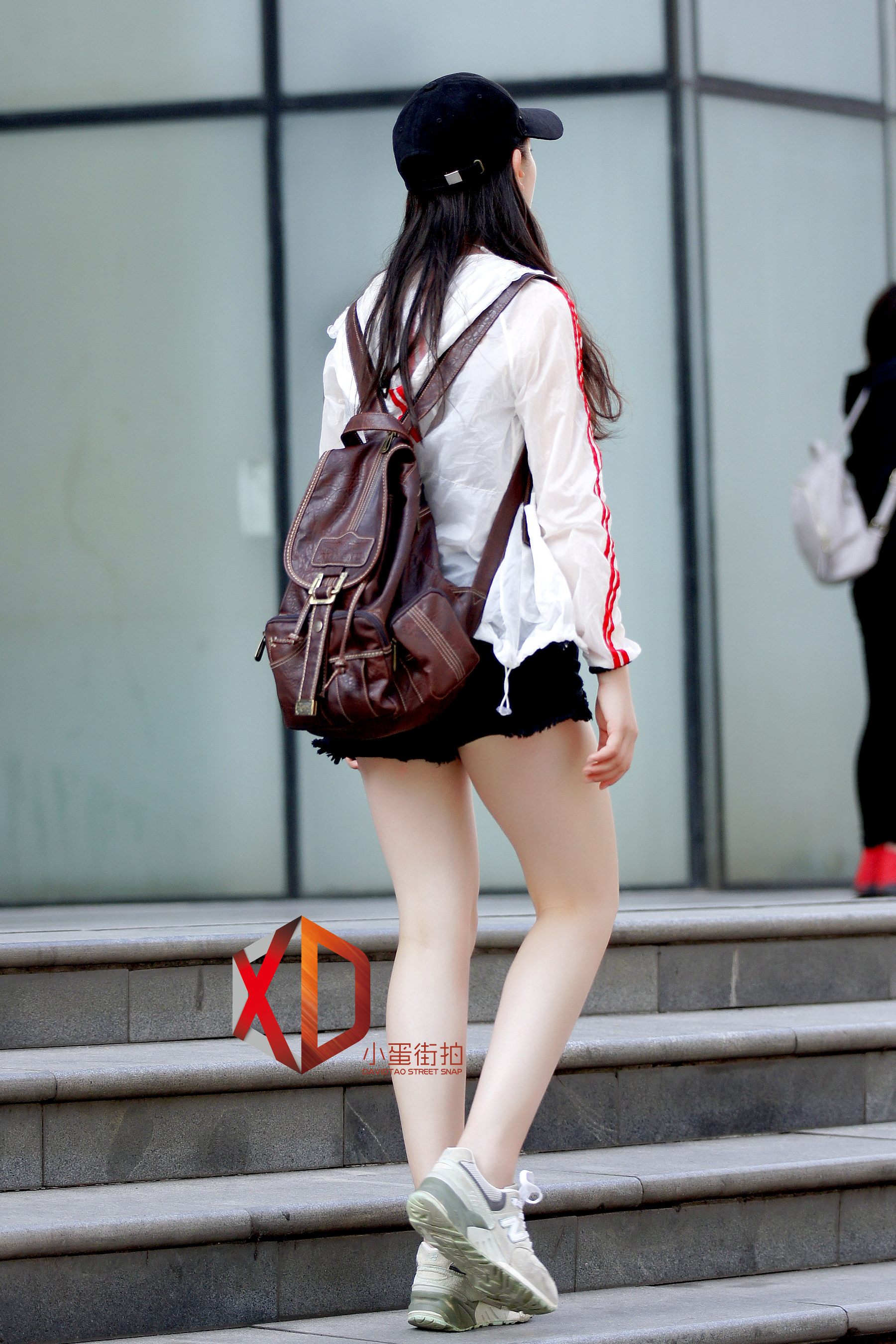 街拍深圳:超短裤,大白腿,身材匀称,气质不凡,好性感的美女啊
