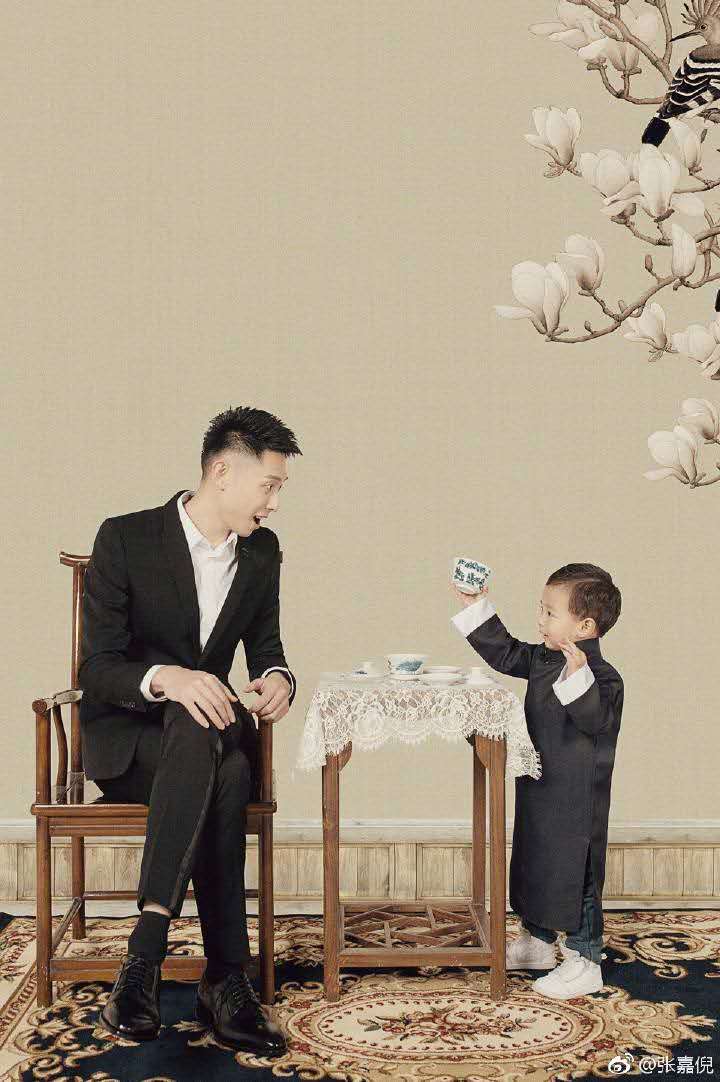 张嘉倪再晒全家照,首晒小儿子正脸照,古风造型尽显好身材