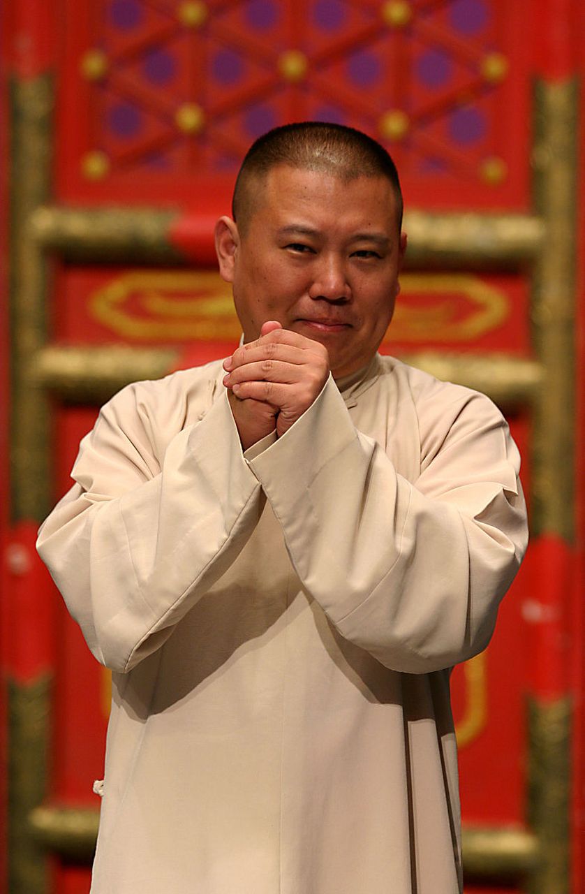 看了一遍,忽然脸色凝重地对梁静说:老婆,你跟我说实话,你知道郭德纲么