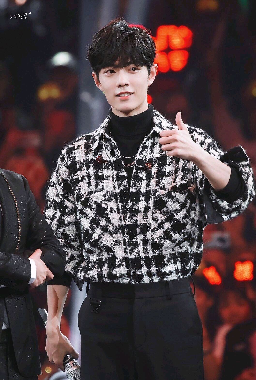 肖战"腰精"无疑,上衣塞到裤腰,腰部曲线性感撩人