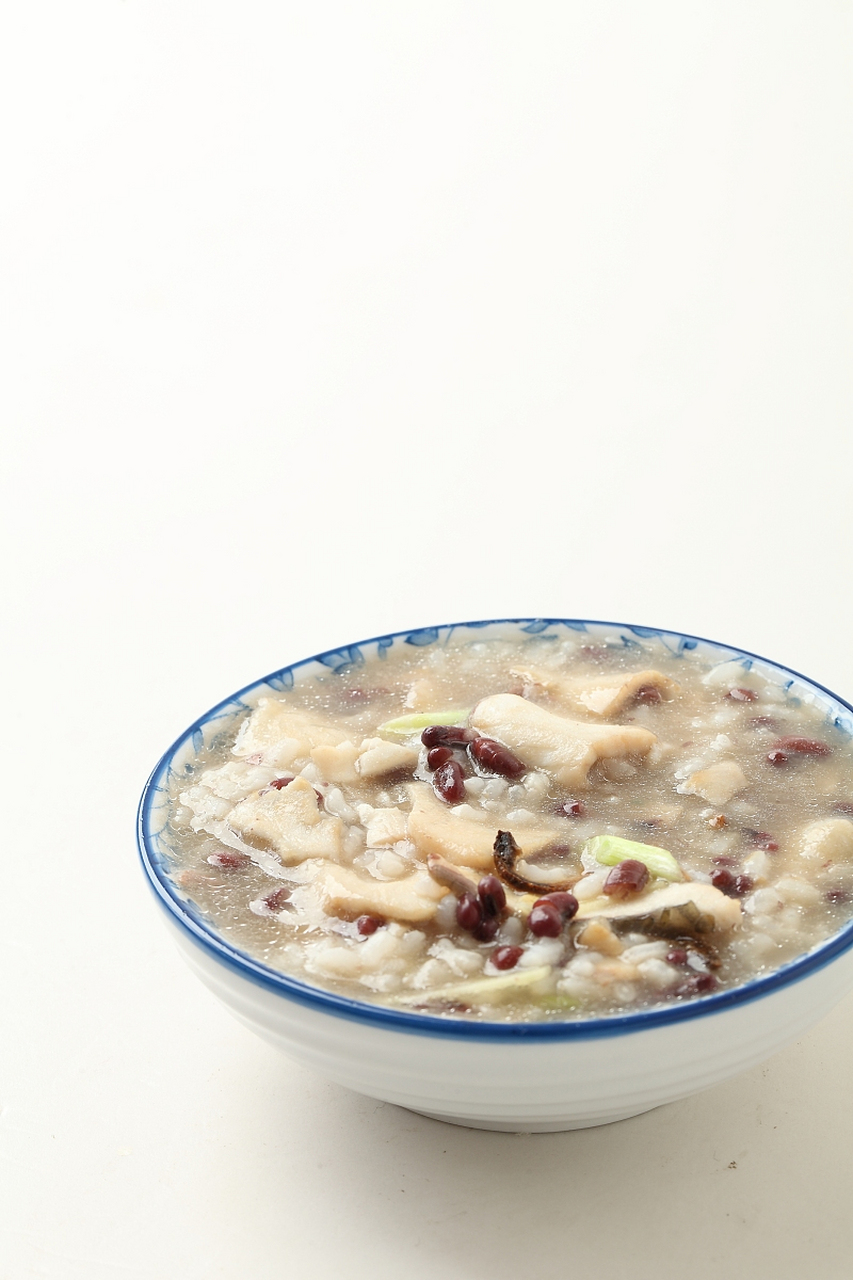 步骤:鲤鱼剖腹去除内脏杂质,加入黄酒,姜,葱,蒸15分钟后取出剔除鱼骨