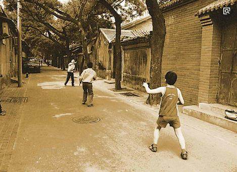 老照片:六十年前的童年游戏,踢毽子,扔沙包,简单却十分快乐