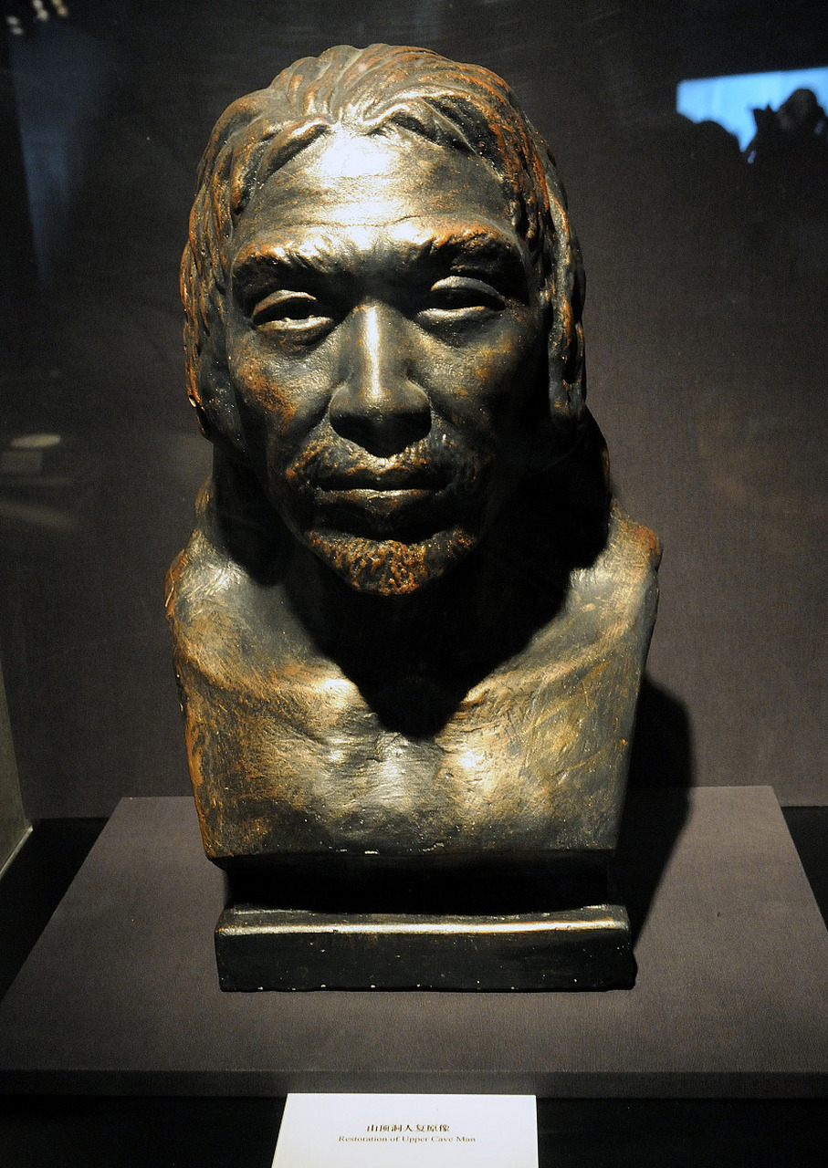 中国北京西南周口店龙骨山发现山顶洞人化石,揭示远古人类生活痕迹.