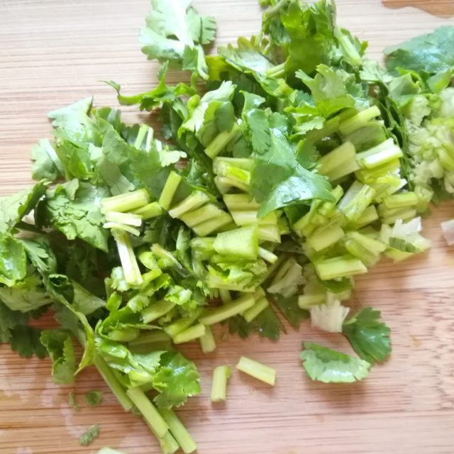 第3步,香菜切末备用