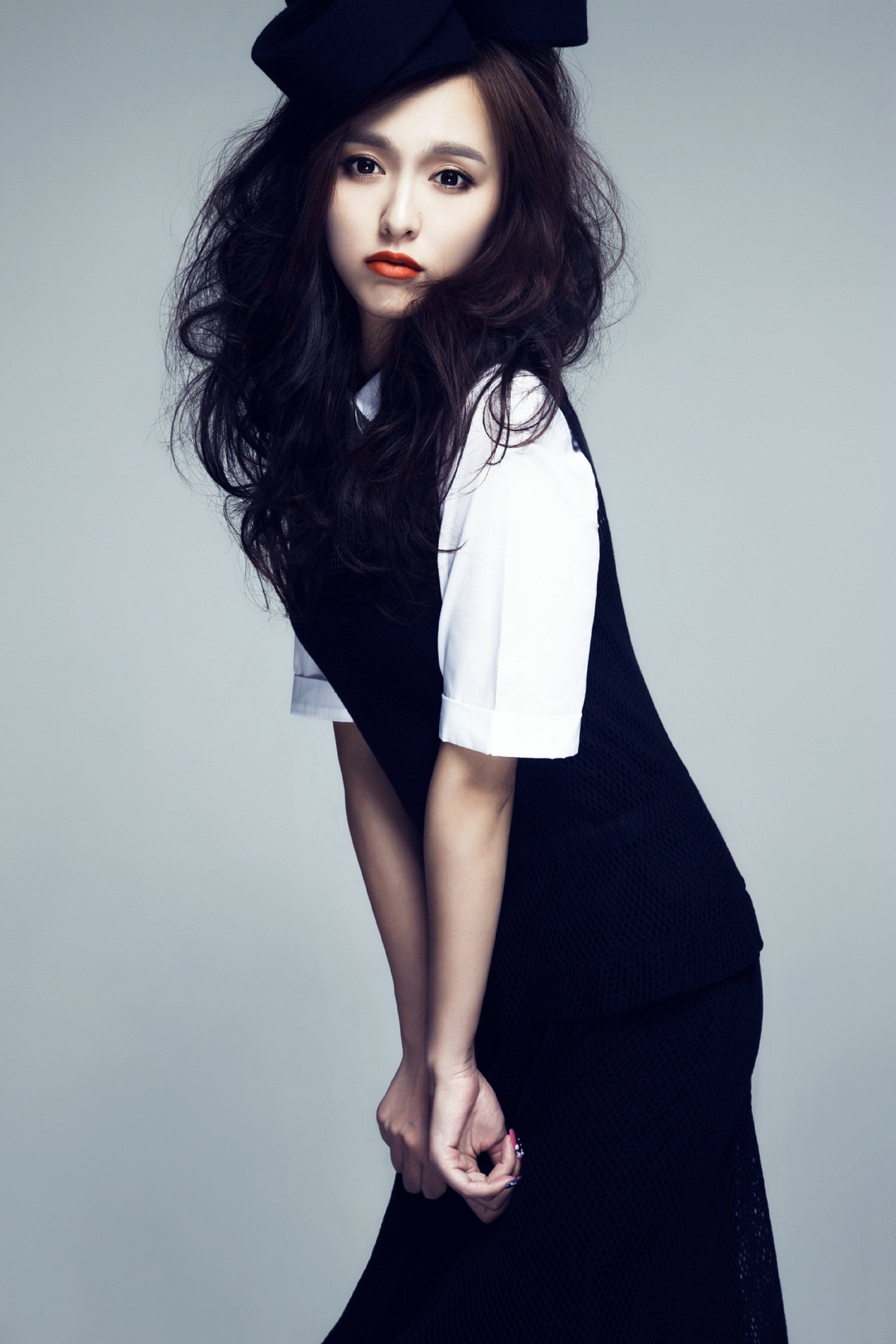 ("百变小天后"唐总写真,甜美,性感,网友:难怪罗晋爱不释手)