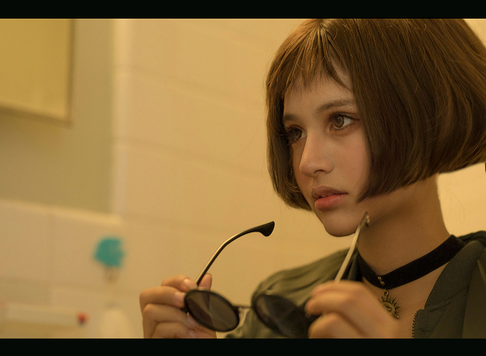 混血小姐姐cos这个杀手不太冷中的小萝莉!还挺有几分相似度的!