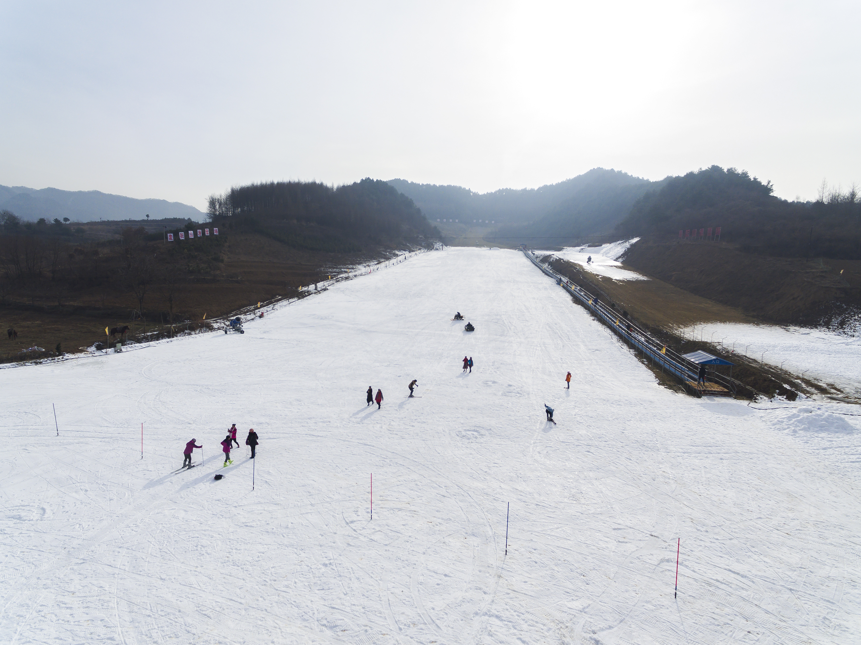 所以,在天水逛麦积山景区之前,先来了麦积山滑雪场,滑雪,是这个季节最