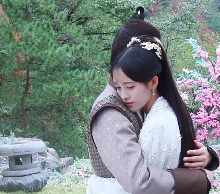 鞠婧祎张哲瀚拍拥抱戏,顺利通过后,两人却还拉扯着对方!