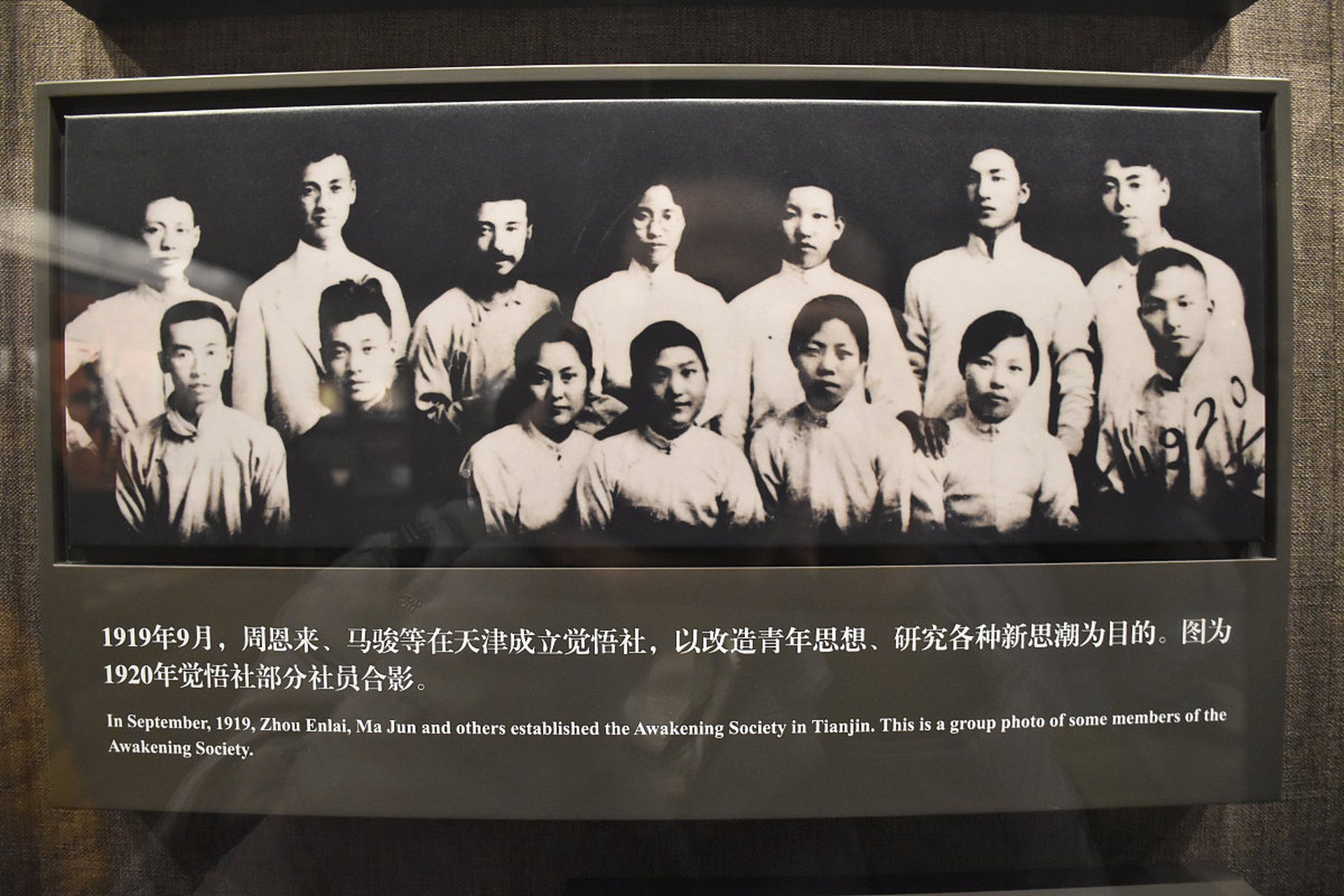 割据等挑战,民国时期的改革和文化变革推动了中国社会的现代化进程