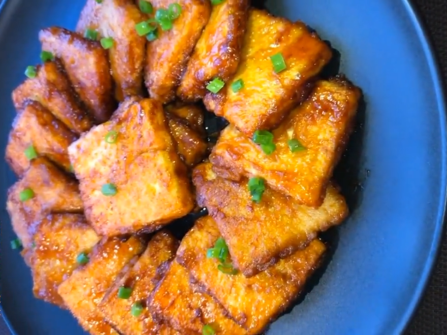 北方冬天常吃的大豆腐,用对方法也是一道美味,你看这样做好吃吗